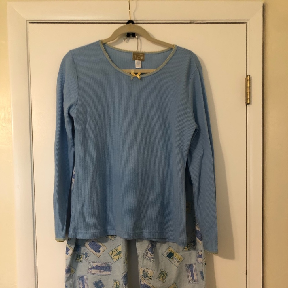 2-piece REVERSIBLE pajama set!